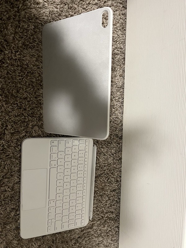 Apple iPad Silver USB-C with Magic Keyboard Folio, Apple Pencil, Charger gallery