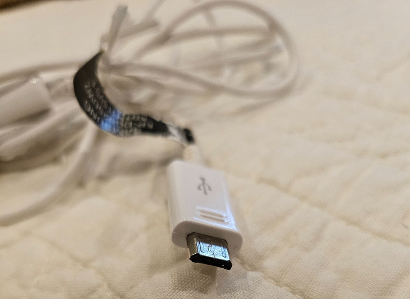 Samsung USB Micro B charging cable - 46" long - white gallery