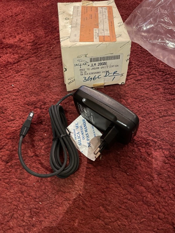 NEW GENUINE/ORIGINAL Jaguar Motorola 8700 XJ8/XJR/XK8/XKR JLM20606 Mains Charger