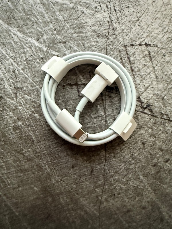 Apple MD819AM/A White – USB Cable