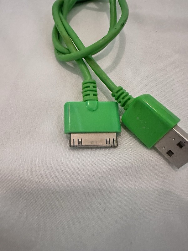 Apple MA591G/C 30-pin to USB Cable gallery