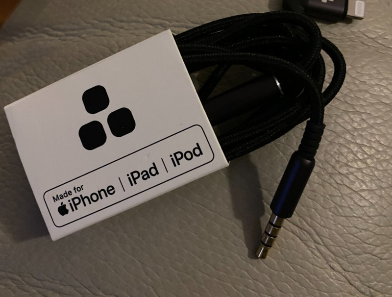 Apple type connector to 2.5 MM headphone cable with inline mic 1.2 M New