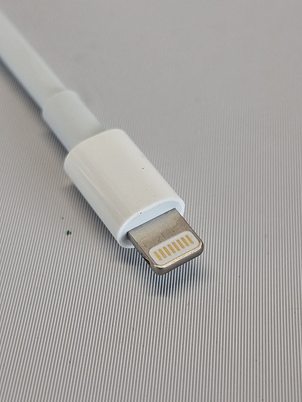 Apple Lightning To 30-pin Adapter White OEM A1450 Lightning 30-pin Converter gallery