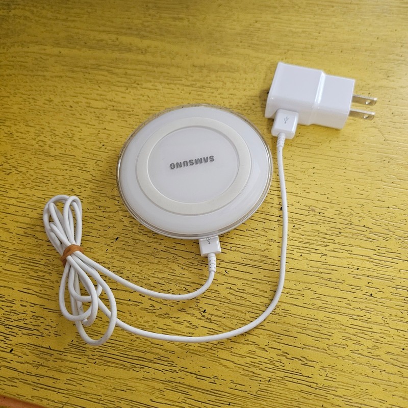Saumsung Wireless Charging Pad White With Wall Plug in and Cable Cord EP-pg920i