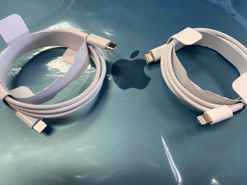 2 X Genuine Original Apple iPhone 13 Pro Max Type-C to Lightning Charging Cable gallery