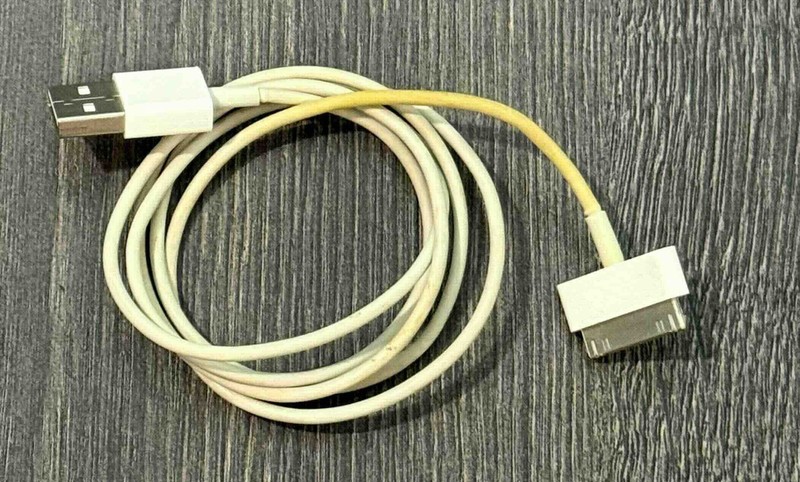 Apple MA591G/C 30-Pin to USB A 3.3ft Cable for iPhones, iPods, etc. – White