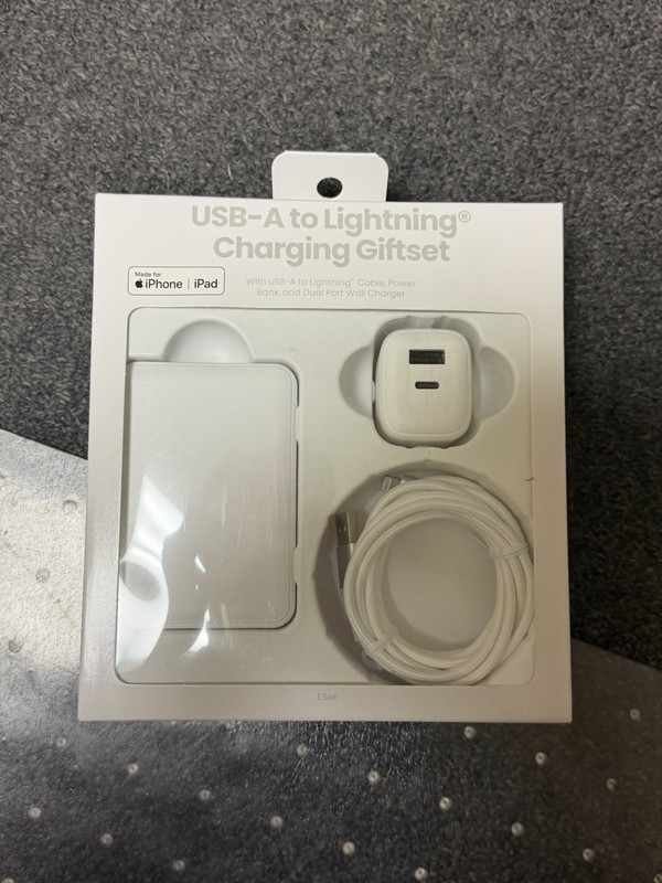 USB-A to Lightening Charging GiftSet Made for iPhone and iPad NIB