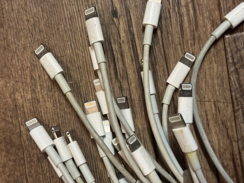 Lots Of 15 Used OEM (original) Apple 1M USB to Lightning Charger Cables gallery