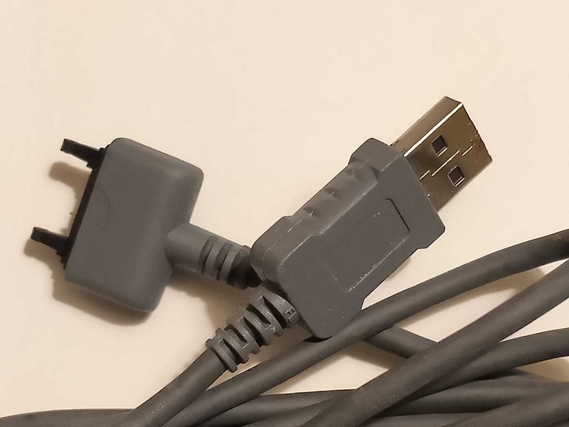 Genuine Sony Ericsson 1.5 m USB Data Sync Cable for Sony Ericsson Phones Grade B