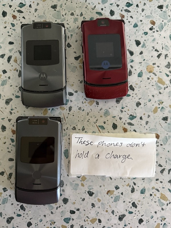 Motorola RAZOR V3c Mobile Phones – Set of 3 Works Don’t Hold A Charge Va6