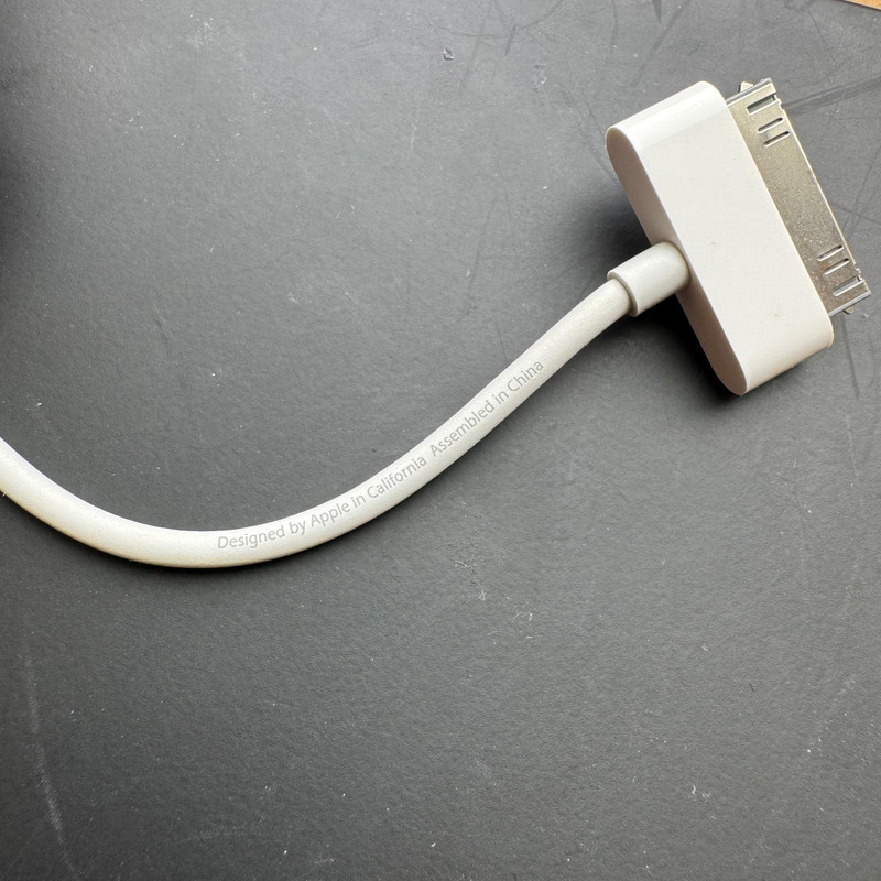 Genuine APPLE 30 Pin to USB 1m Cable MA591G/C iPod iPad 1/2/3 iPhone 3/4 Used gallery