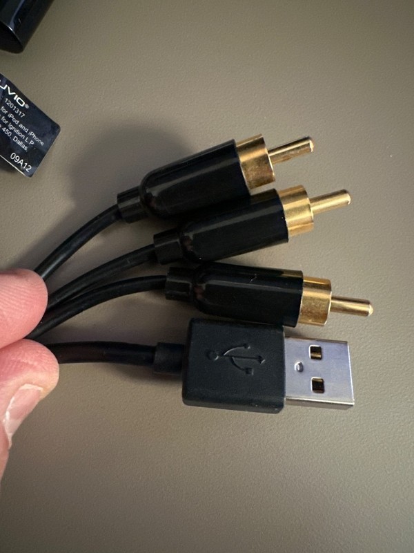 Auvio Composite a/v & USB Charging Cable for iPod & iPhone 30-Pin gallery