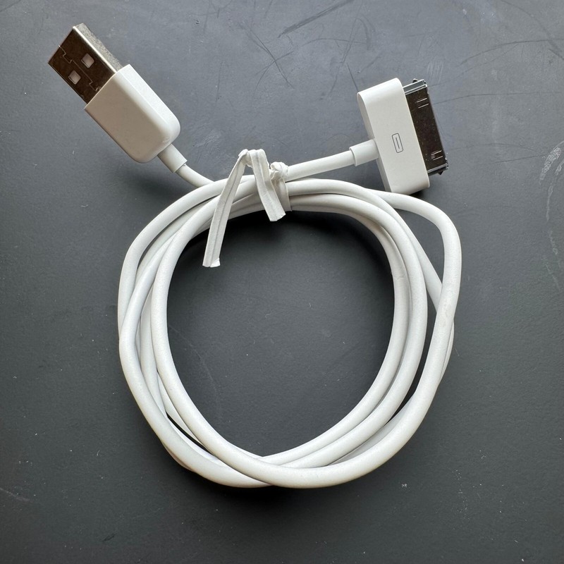 Genuine APPLE 30 Pin to USB 1m Cable MA591G/C iPod iPad 1/2/3 iPhone 3/4 Used
