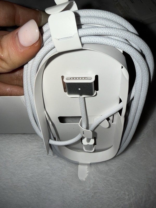 Apple USB-C to MagSafe 3 Cable (2m) gallery