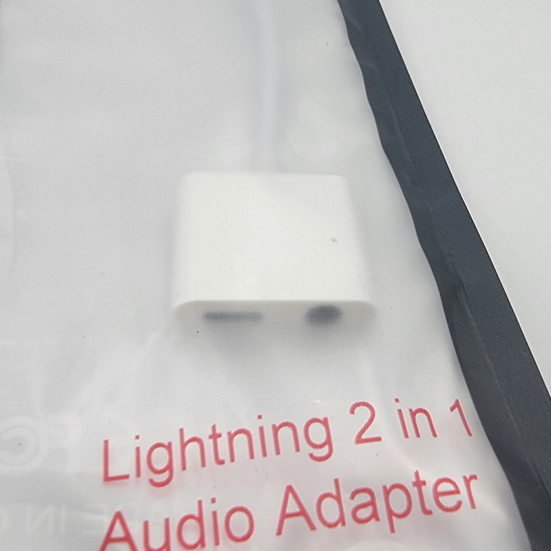 New 2 In 1 Audio Adapter Listen Music + Charging 2A SNR 95dB For Apple Devices gallery