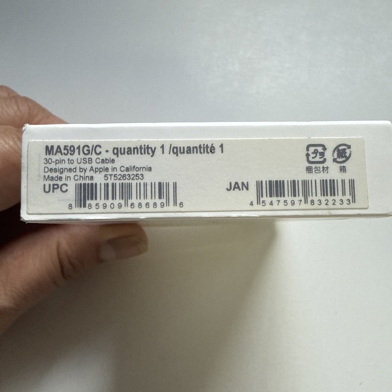New Genuine Apple MA591G/C 30-pin to USB Cable for iPod and iPad. gallery
