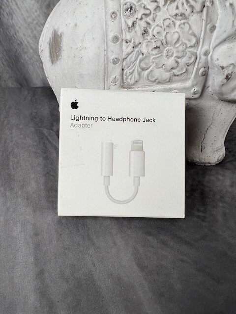 Genuine Apple – Lightning-to-3.5mm Headphone Adapter – White MMX62AM/A