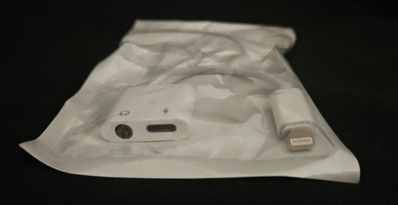 Dual Adapter 3.5mm Headphone & Charger 2 in 1 Adapter ios lot of 10 (15120-25)