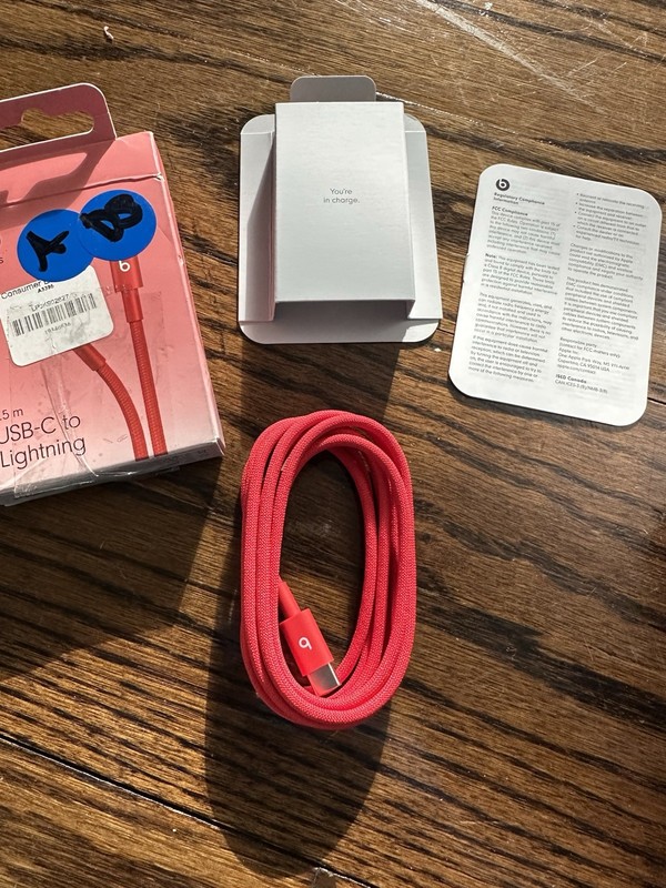 Open Box Y9-O Beats 1.5 M USB-C to Lighting Woven Cable - Rapid Red gallery