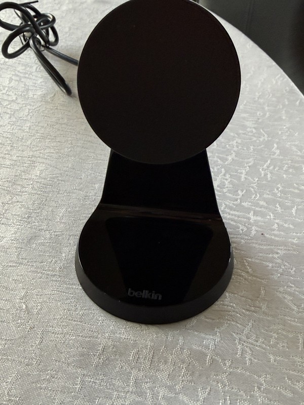Belkin Boost Charge Magnetic Mag Safe Charger Stand