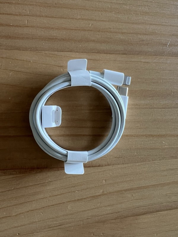 Apple USB-C to Lightning Cable (1m) gallery