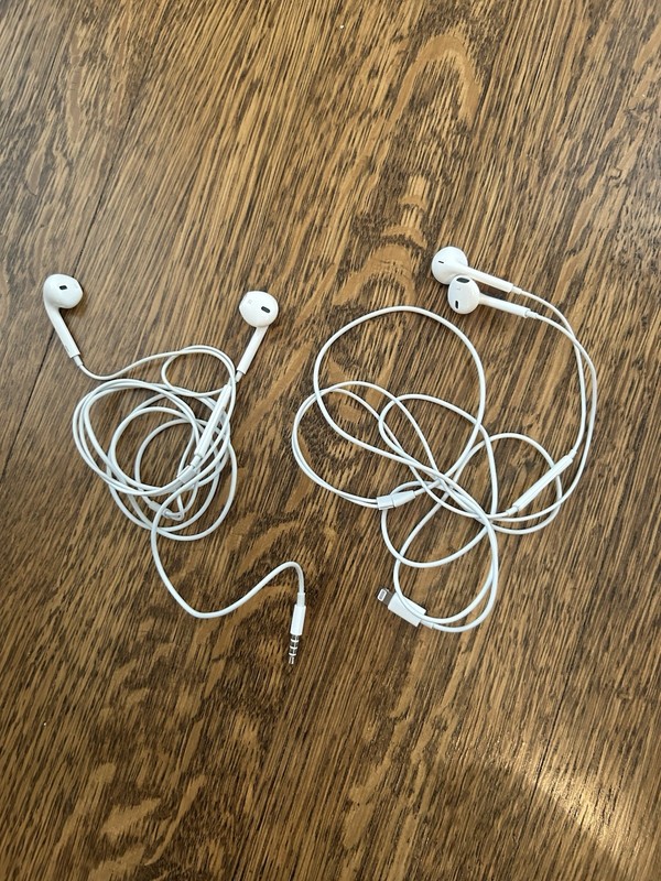 2 Pairs Of Apple Wired Earbuds, 3.5mm 1 Is AUX Jack &1 Is Lightening Connector
