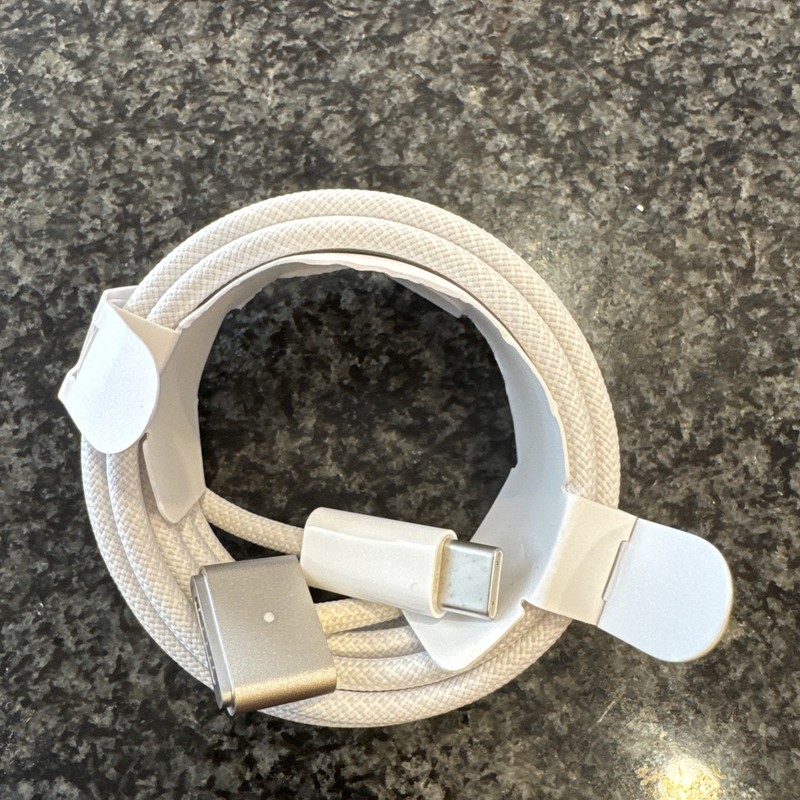 Apple USB-C to MagSafe 3 Cable (2 m) No outside packaging!