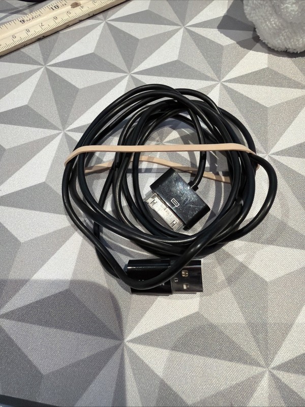 5.5 ft Mota USB-A to 30-pin Cable