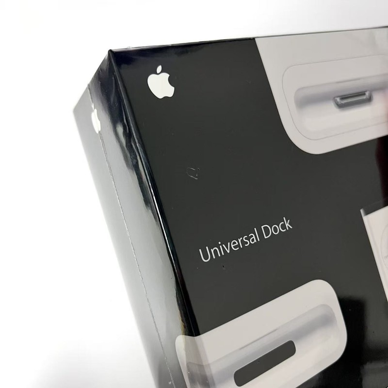 Apple iPhone / iPod Universal Dock MB125/B A1256 Dock & A1156 Remote (2008) gallery