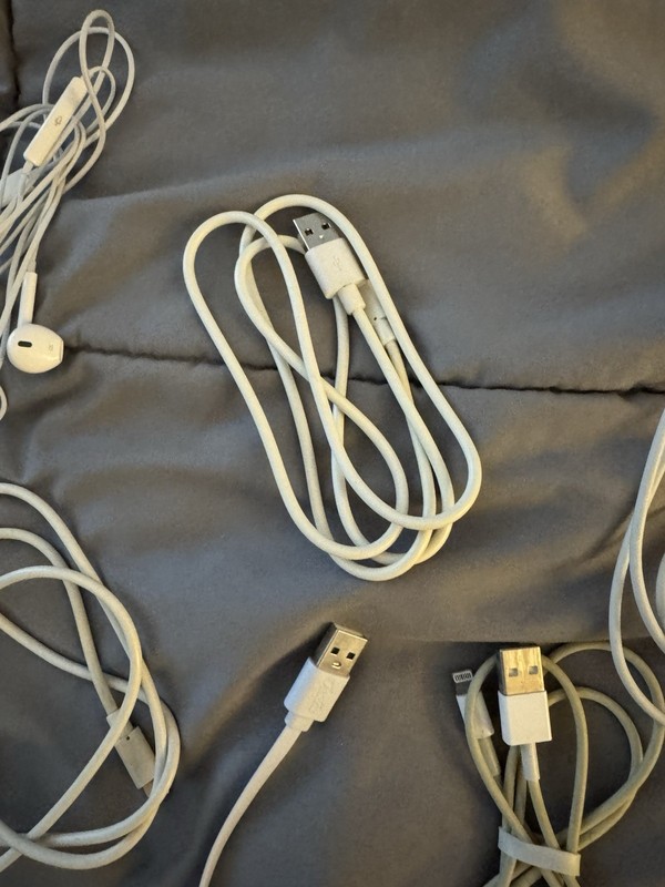 Apple iPhone chargers, USB Chargers, Apple Watch charger, lighting headphones gallery