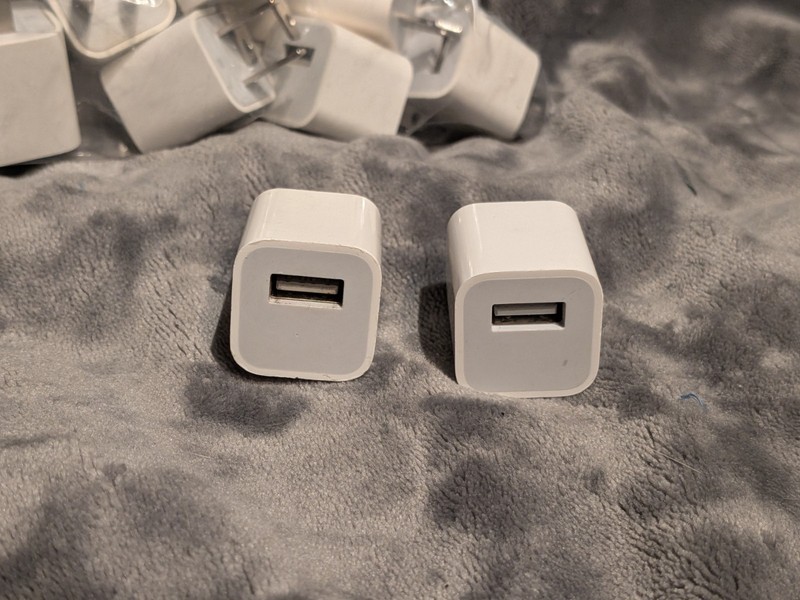 Lot of 40 Genuine OEM Apple A1385 5W USB Travel Power Adapter gallery