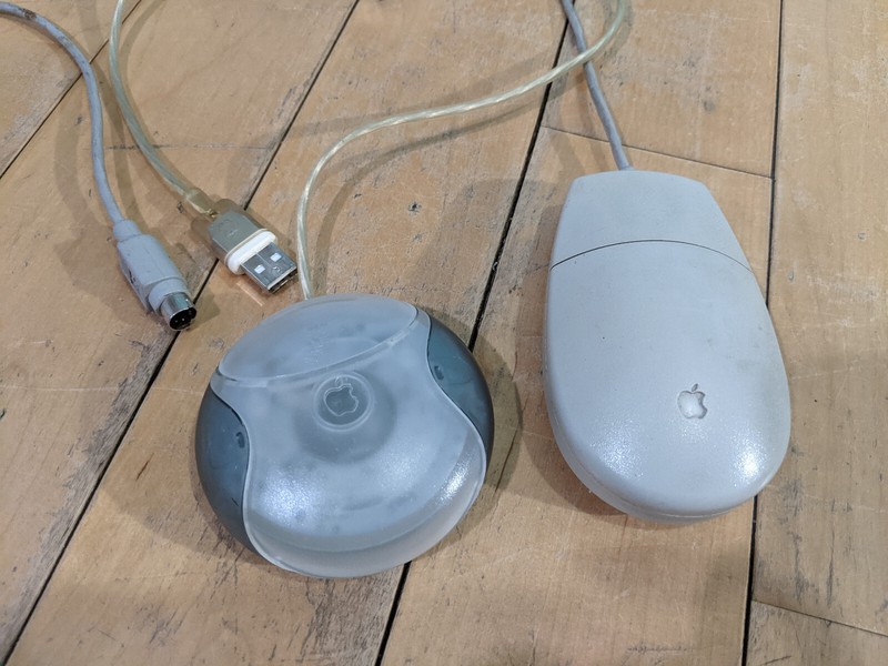 Huge lot of Vintage Apple Accesories and items - Keyboard, Software, Vhs, Bag ++ gallery
