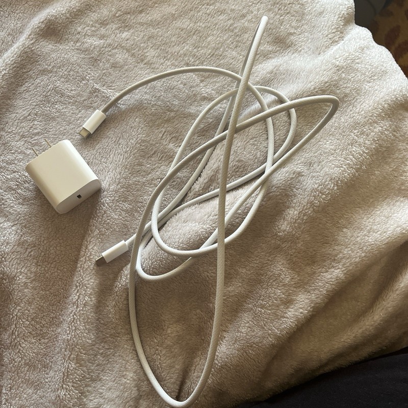 Genuine Apple MKQ42ZM/A USB-C to Lightning 2m/6ft Charging Cable - White gallery