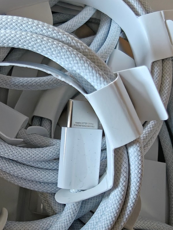 Lot of 100 – Apple Braided USB-C to USB-C 60W Fast Charging Cable – Open-Box