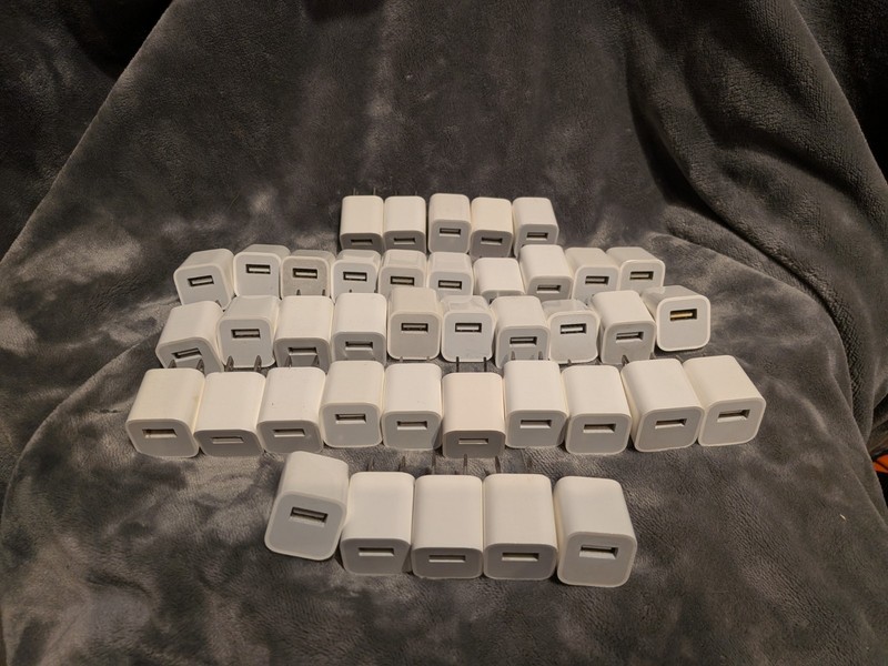 Lot of 40 Genuine OEM Apple A1385 5W USB Travel Power Adapter