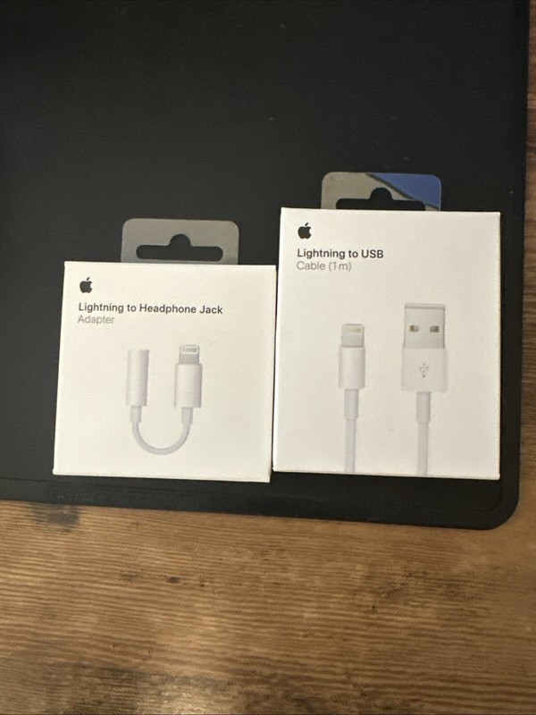 Apple MD818AMA 1M Lightning to USB Cable – White & Lightning To 3.5 (New sealed)