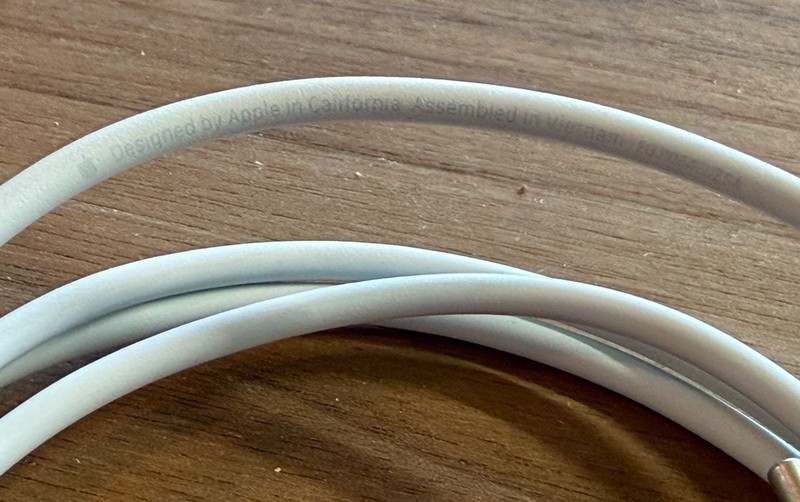 Authentic Apple USB-C to Lightning Cable 1 m Set of 2 gallery
