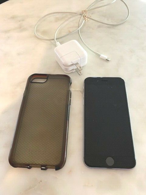 APPLE iPHONE 6 EXCEPTIONAL CONDITION, PROTECTIVE SLEEVE & CHARGER 16GB, SILVER gallery