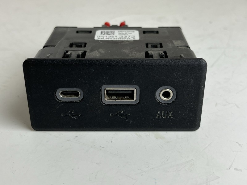 2019 CHEVROLET EQUINOX FRONT AUX MEDIA USB TYPE C SOCKET PORT OEM 13512372 gallery