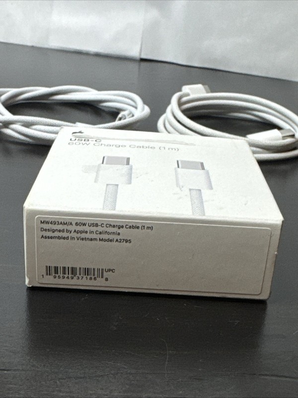 3x Apple USB-C to USB-C 60 W Fast Charging Cable, White, 1 Meter MQKJ2AM/A gallery
