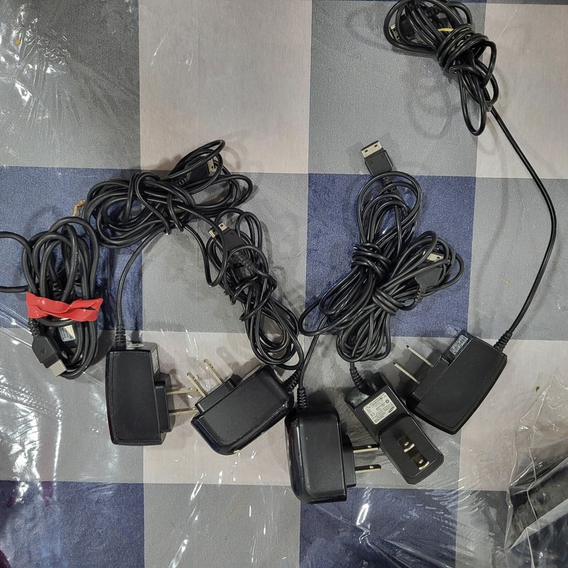 LOT OF 5 CHARGERS AND 1 CABLE S20 PIN M300