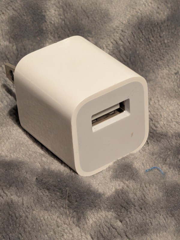 Lot of 40 Genuine OEM Apple A1385 5W USB Travel Power Adapter gallery
