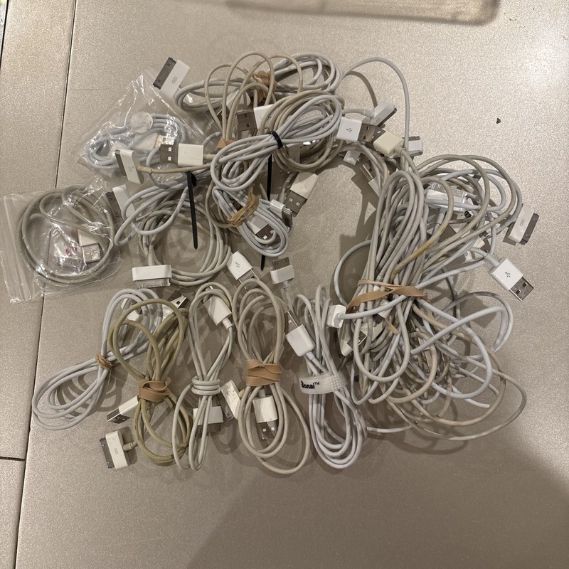 Lot Of 27 Apple MA591G/C 30-pin to USB Cable