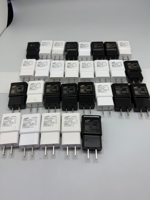 LOT 28 OF SAMSUNG TA20 WALL ADAPTER BLACK AND WHITE USED SOLD AS-IS