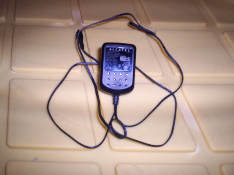 Alcatel Micro Corded Travel Charger-WUS550mA5V00-02 (Black) *