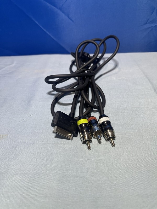 Scosche IPAV SneakPEAK 30 pin Audio/Video Cable for iPad, iPod and iPhone