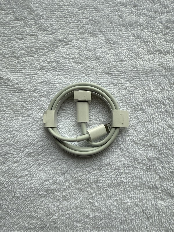 BRAND NEW Apple USB-C to Lightning cable – White – 3 Ft (1 m)