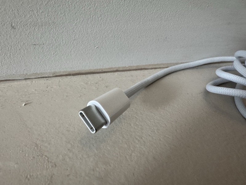 1 Apple USB-C to MAGSAFE 3 Cable - White, 2m--Original Apple gallery