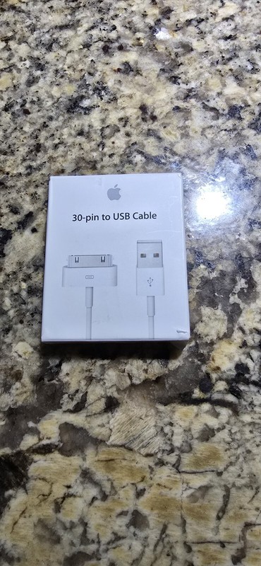 Apple MA591G/C 30-pin to USB Cable