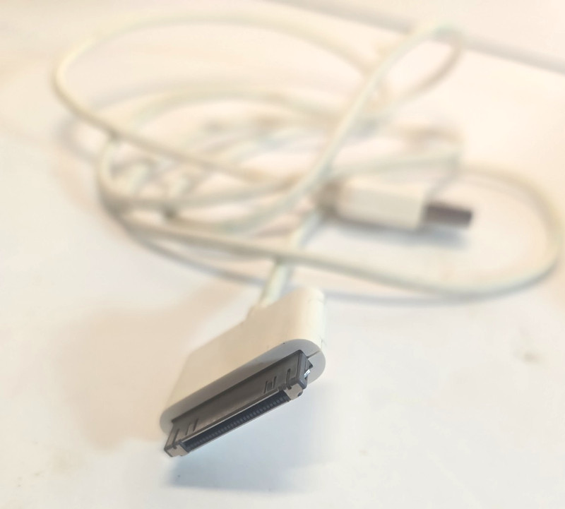 Genuine Apple iPod 30-Pin To USB Charger Cable Charging Cord 44″